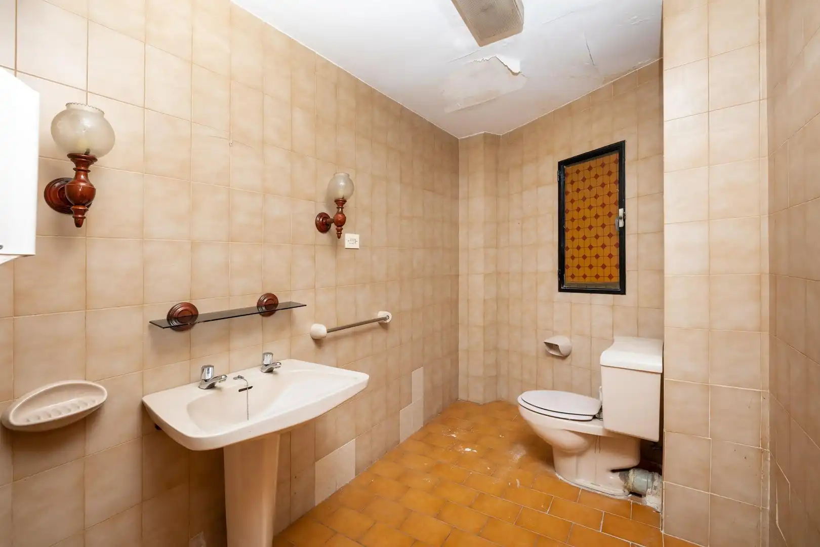 Baño de Piso en venta en Motril con Calefacción, Terraza y Balcón