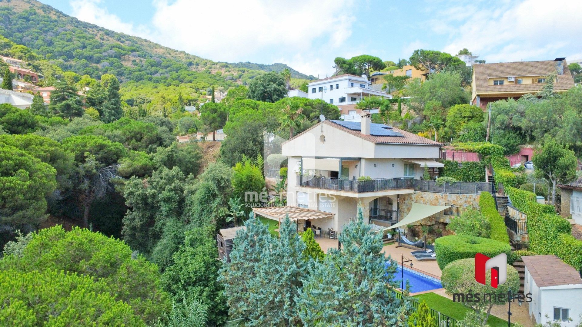 Vista exterior de Casa o xalet en venda en Alella amb Aire condicionat, Calefacció i Jardí privat