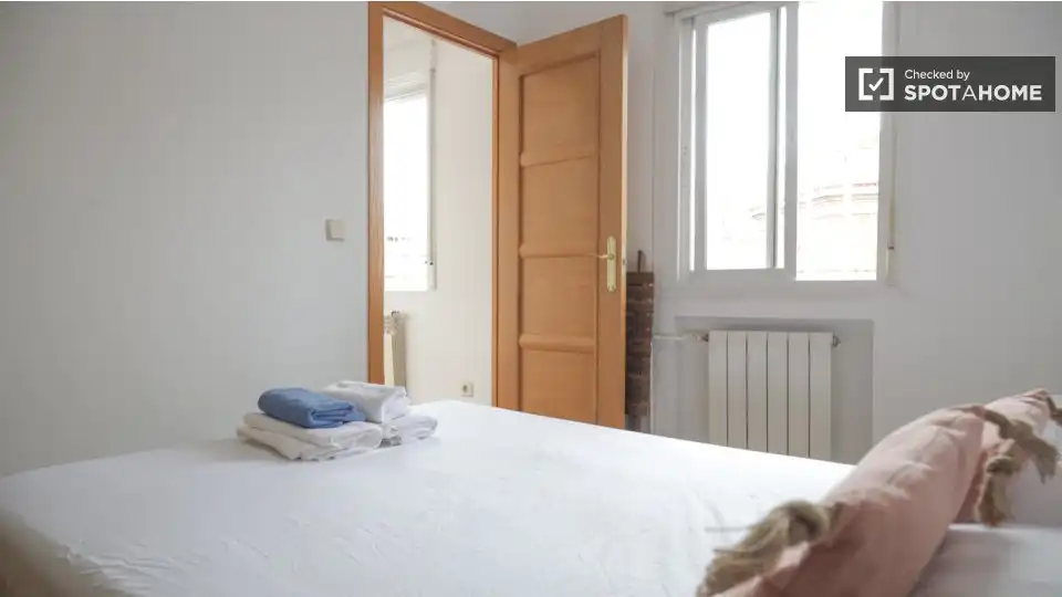 Dormitori de Pis de lloguer en Madrid amb Aire condicionat, Calefacció i Moblat