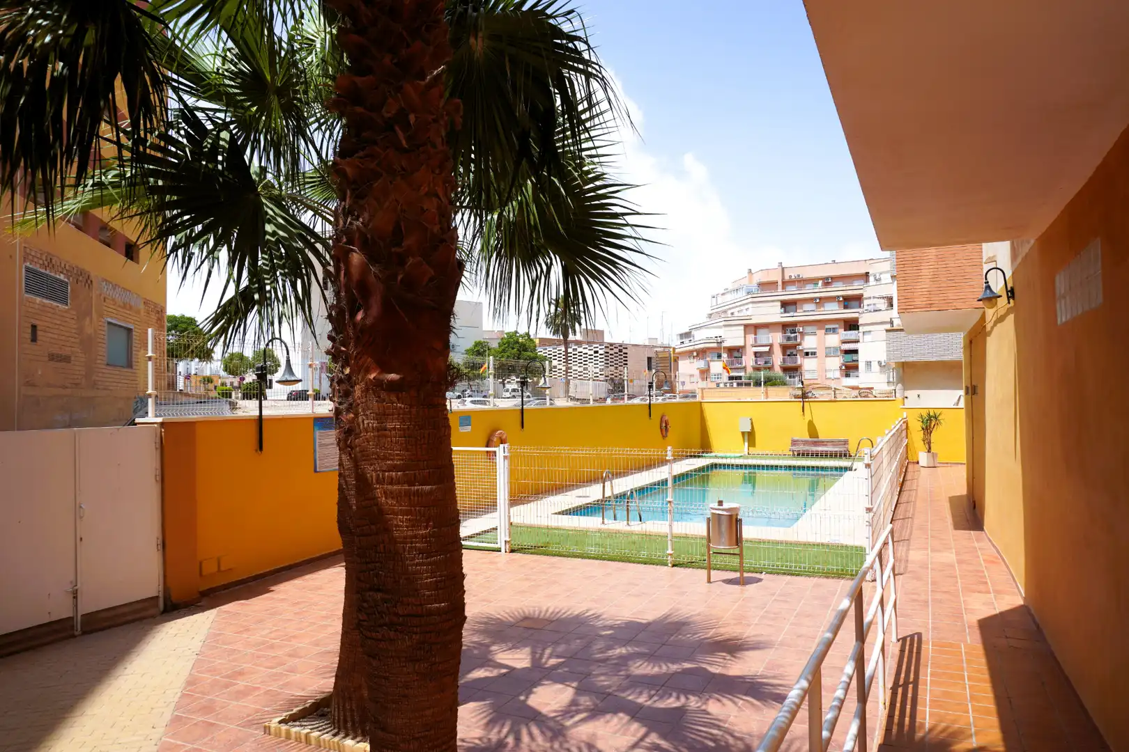 Piscina de Pis en venda en Roquetas de Mar amb Aire condicionat, Terrassa i Moblat
