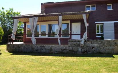 Exterior view of Single-family semi-detached to rent in La Moraleja