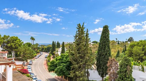 Dúplex en una posición elevada, con una amplia terraza y vistas a la bahía de Marbella y a La Concha, imagen 3