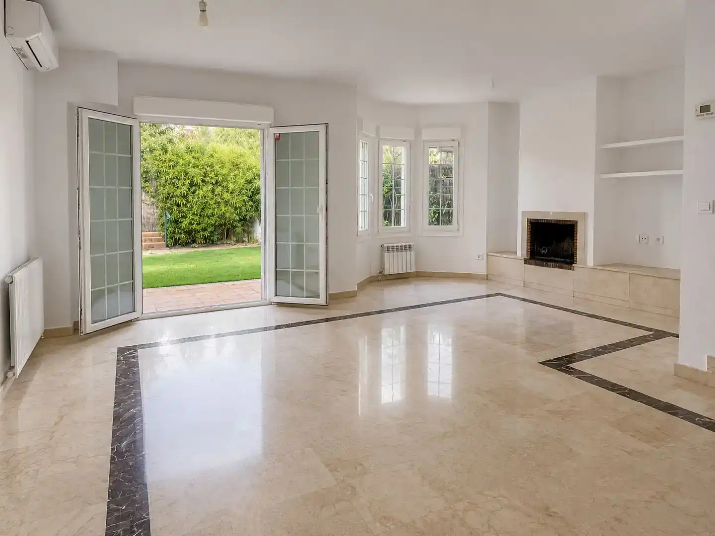 Sala d'estar de Casa o xalet de lloguer en La Moraleja amb Aire condicionat, Jardí privat i Piscina