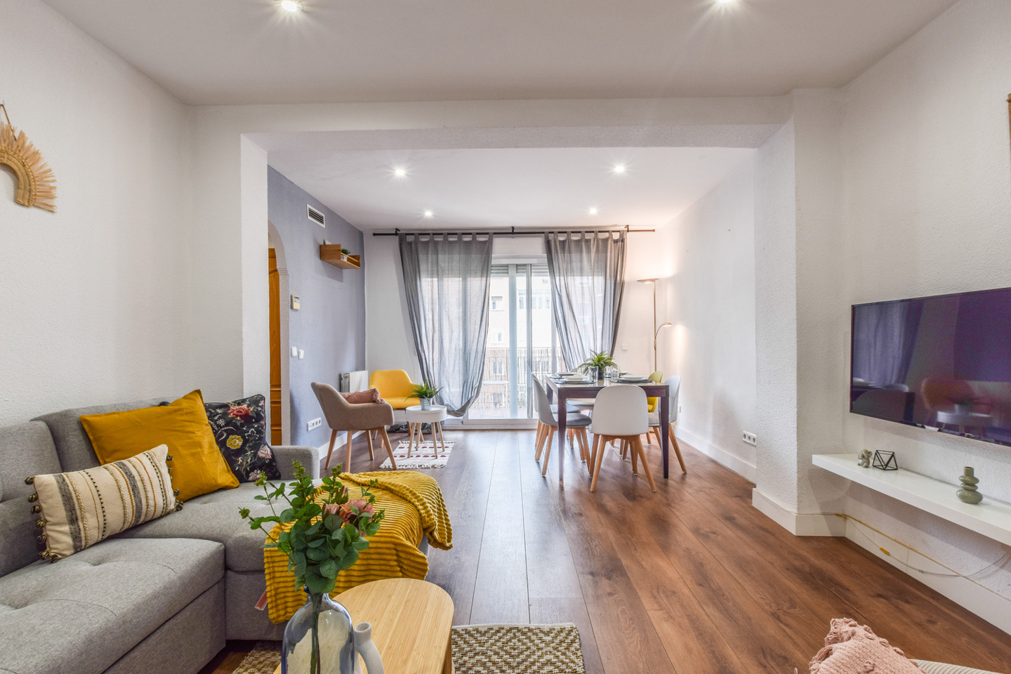 Living room of Flat to rent in  Madrid Capital  with Air Conditioner, Heating and Parquet flooring