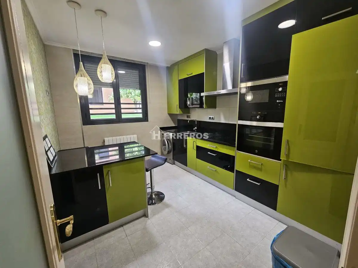 Cocina de Planta baja en venta en  Logroño con Calefacción, Parquet y Trastero