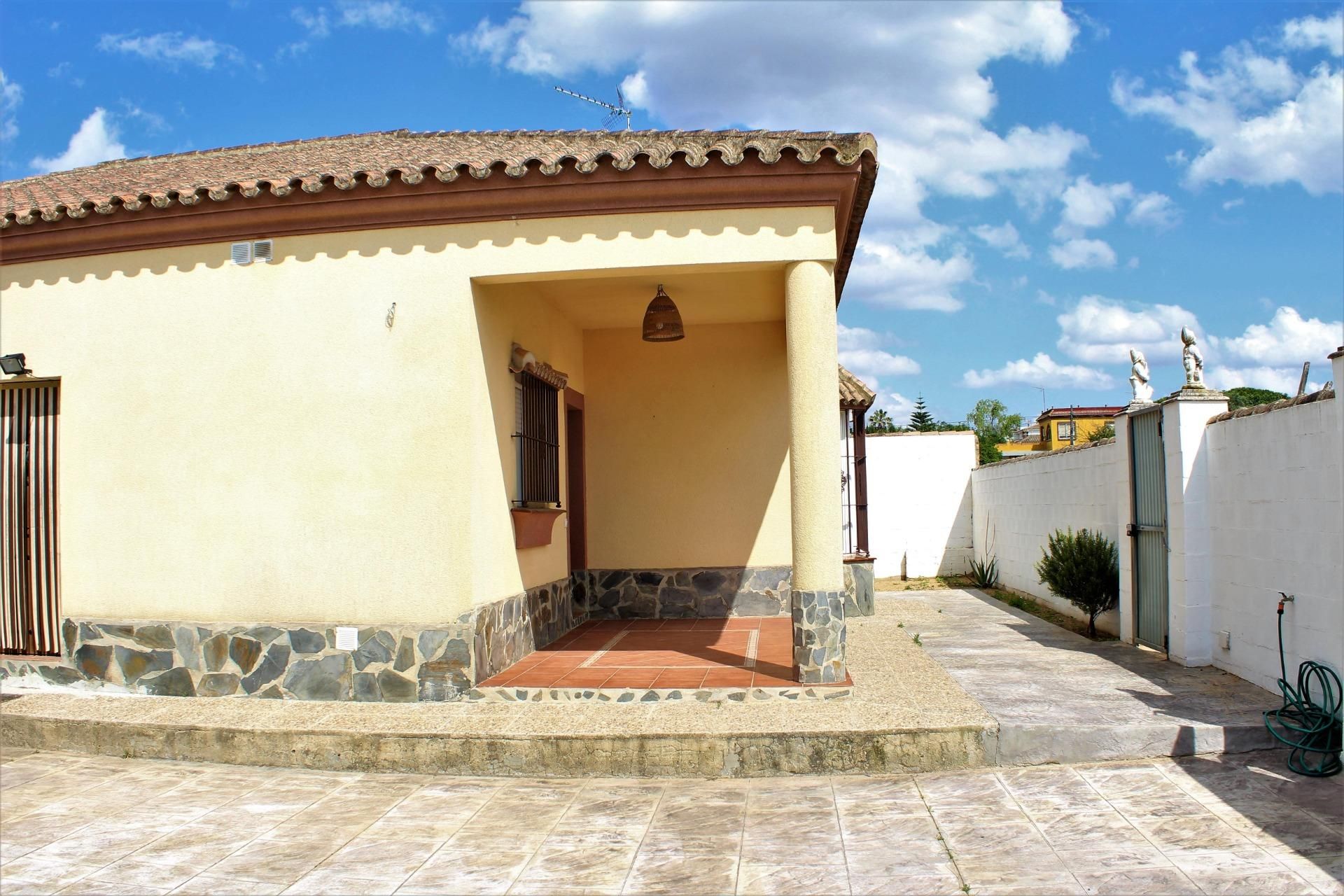 Exterior view of House or chalet for sale in Chiclana de la Frontera  with Heating, Private garden and Terrace