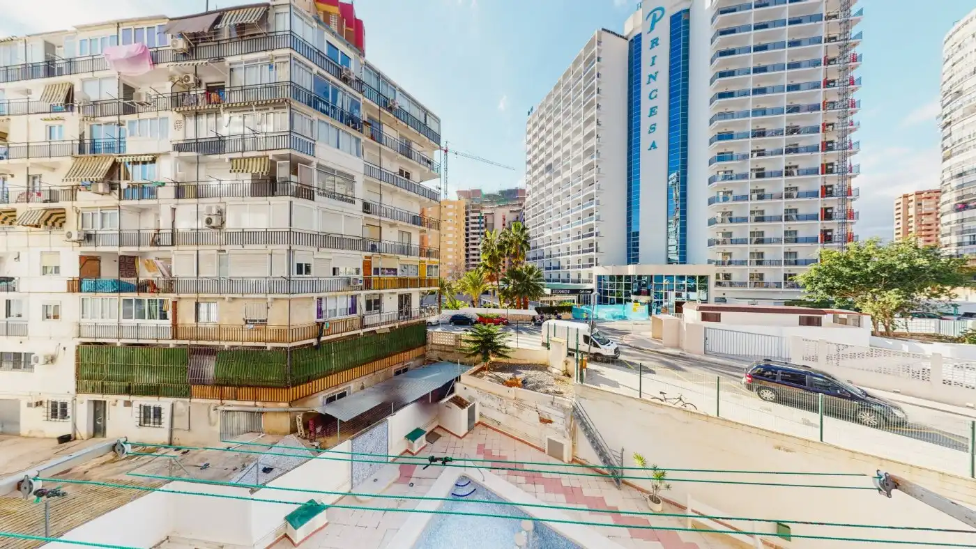 Vista exterior de Estudi en venda en Benidorm amb Aire condicionat, Terrassa i Piscina