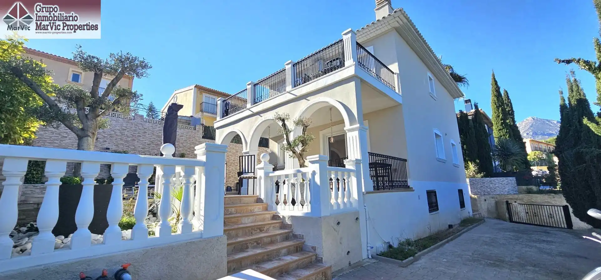Vista exterior de Casa o xalet en venda en La Nucia amb Aire condicionat, Jardí privat i Terrassa