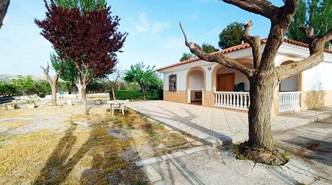 CHALET DE CAMPO CON GRAN TERRENO Y PISCINA EN BAZA (GRANADA