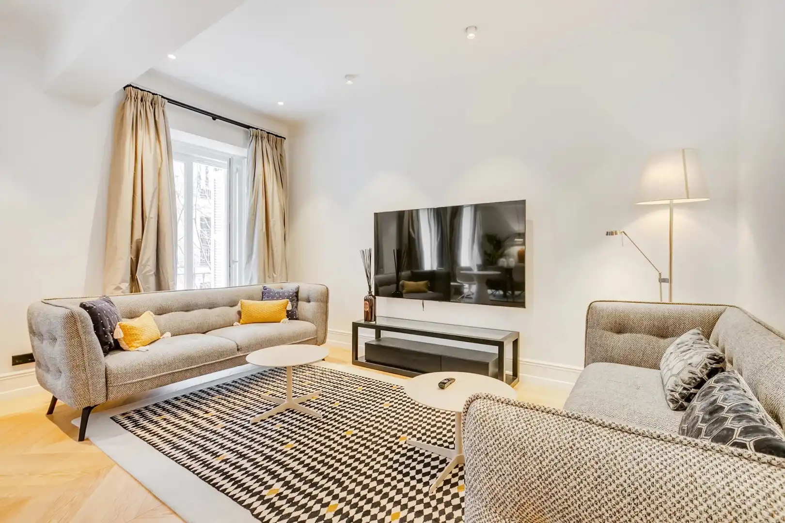 Living room of Flat for rent in Madrid  with Air Conditioner, Heating and Storage room