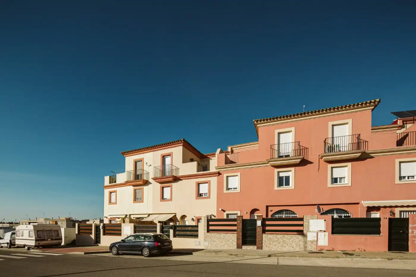 Vista exterior de Casa adosada en venta en Medina Sidonia con Terraza, Balcón y Alarma
