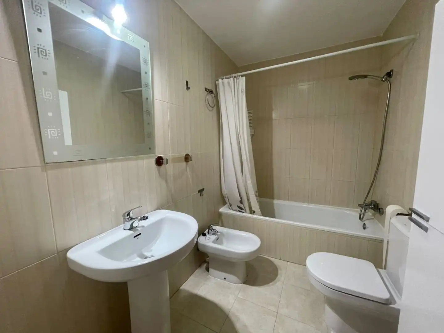 Baño de Ático en venta en Valdepeñas con Aire acondicionado, Calefacción y Terraza