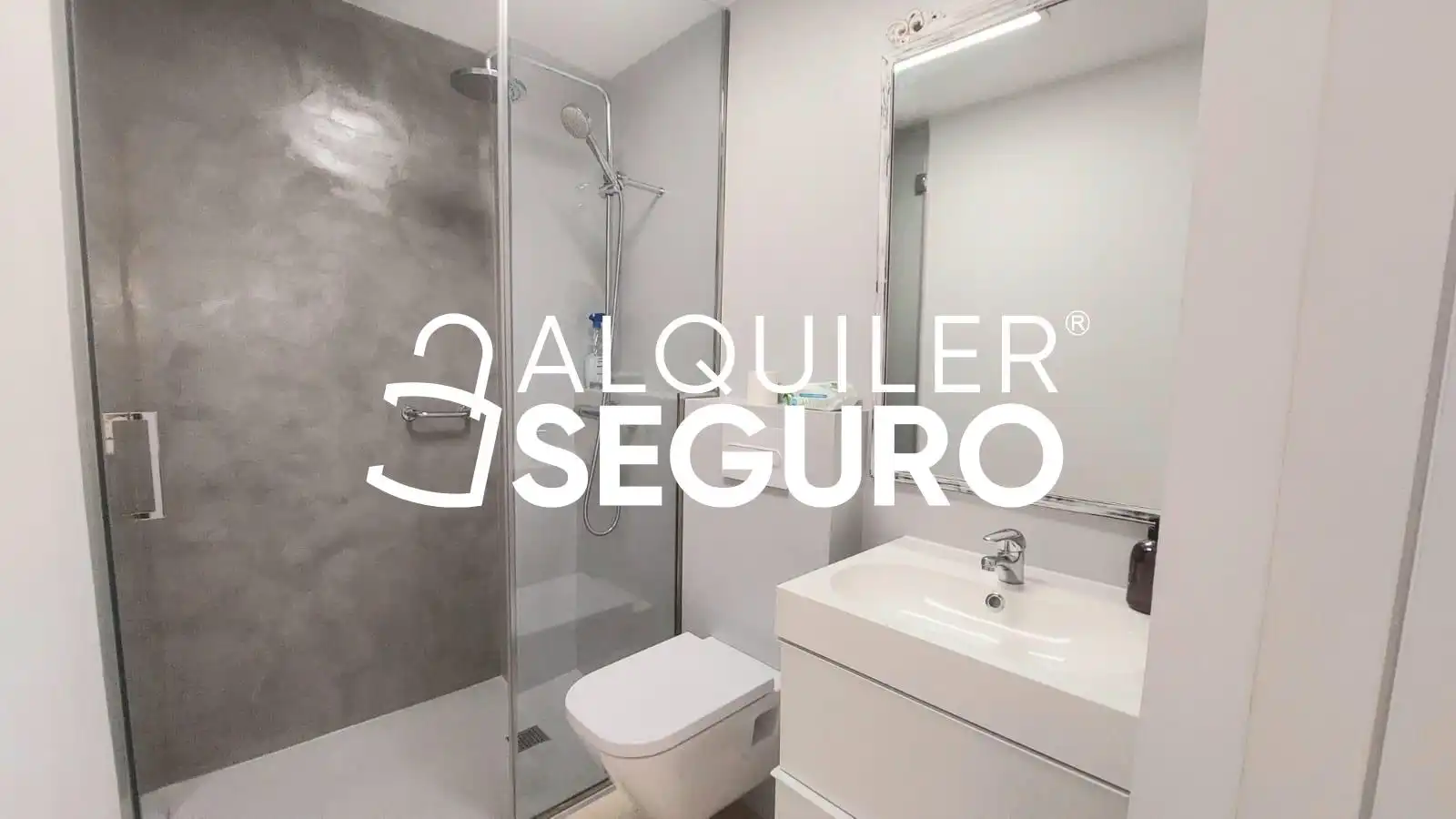 Badezimmer von Wohnung zur Miete in Madrid mit Klimaanlage und Möbliert