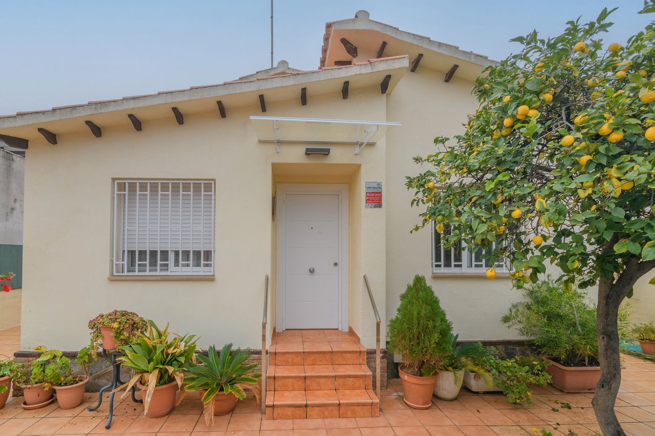 Vista exterior de Casa o xalet en venda en Viladecans amb Calefacció, Jardí privat i Terrassa