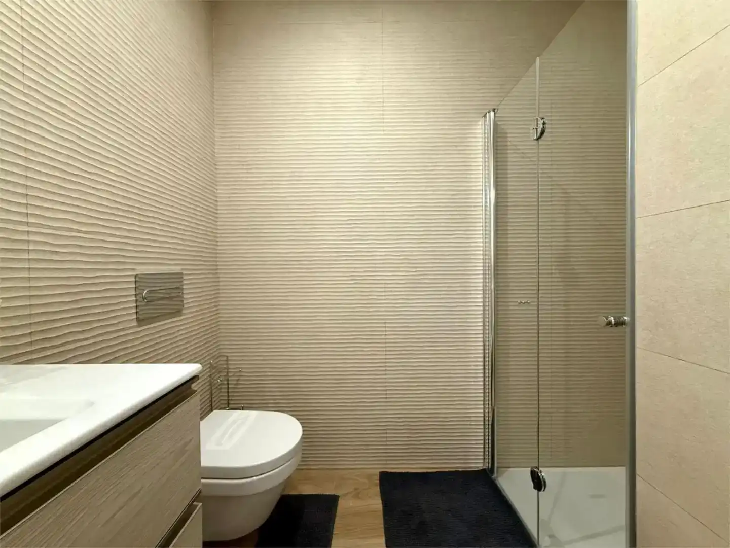Badezimmer von Wohnung zur Miete in Torrevieja mit Klimaanlage und Schwimmbad