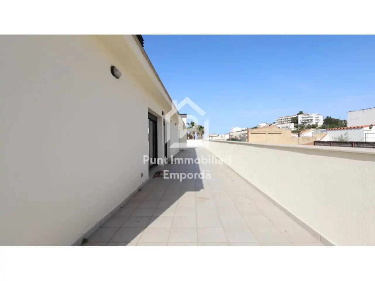 Vista exterior de Àtic en venda en Llançà amb Aire condicionat, Calefacció i Terrassa
