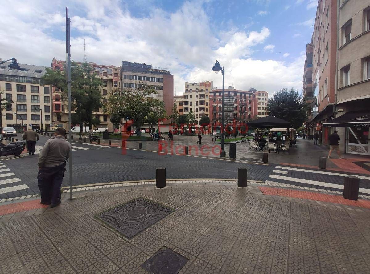 Vista exterior de Local en venda en Bilbao 