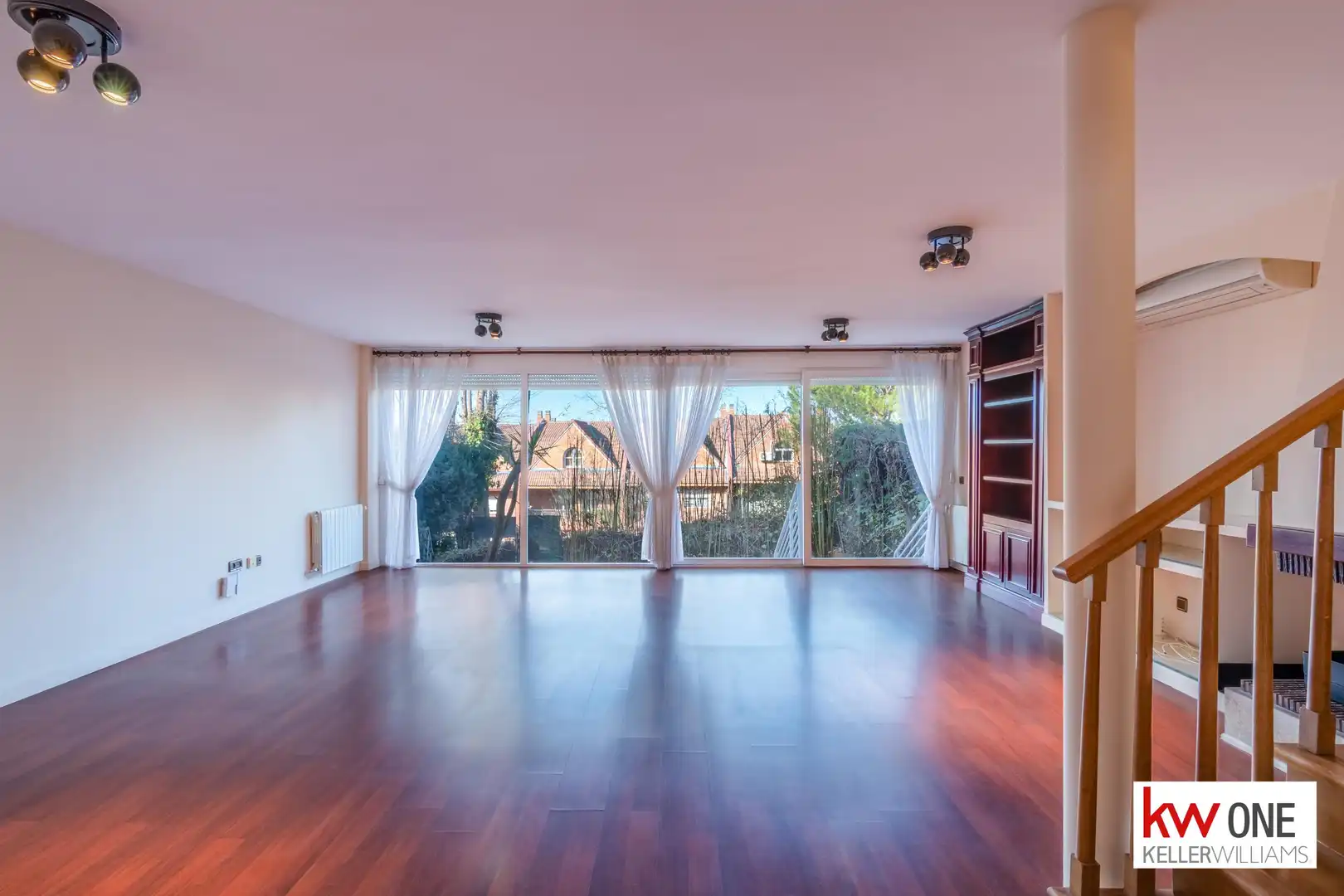 Sala de estar de Casa adosada de alquiler en Pozuelo de Alarcón con Aire acondicionado, Calefacción y Jardín privado