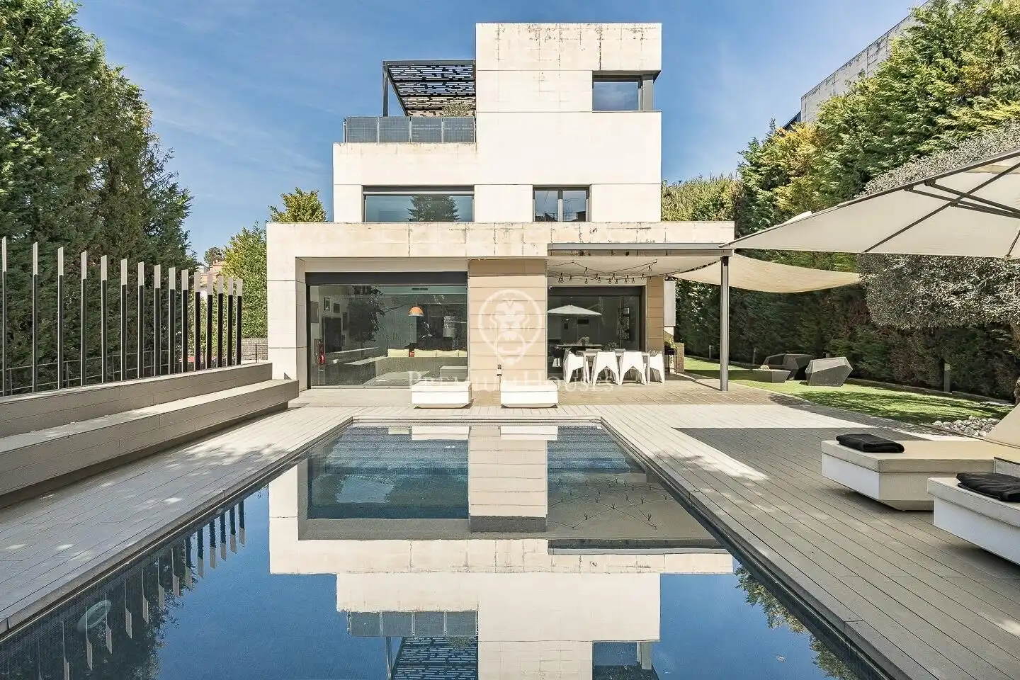 Exterior view of Houses for sale in Sant Cugat del Vallès  with Air Conditioner, Private garden and Terrace