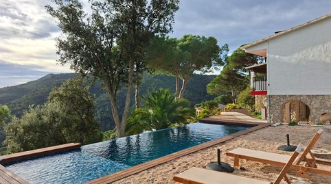 Villa con licencia turística, piscina desbordante y vistas al mar