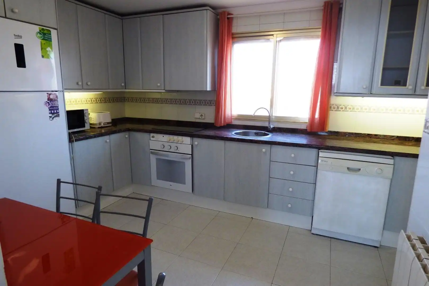 Küche von Wohnung zum Verkauf in Alicante / Alacant mit Klimaanlage, Heizung und Privatgarten