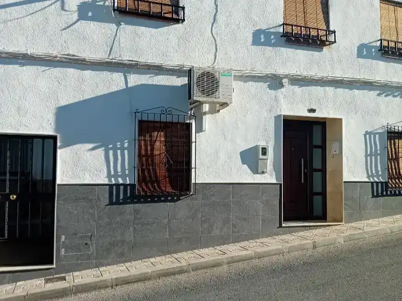 Vista exterior de Casa adosada en venda en Martos amb Jardí privat, Traster i Piscina