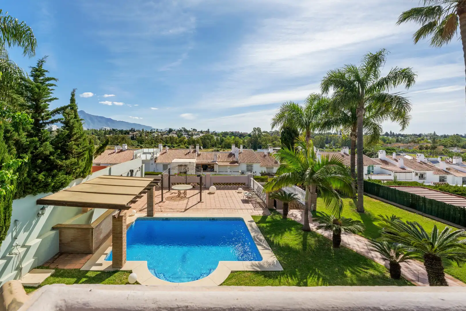 Chalet con piscina en venta en 44 Calle Pico del Naranco, imagen 2