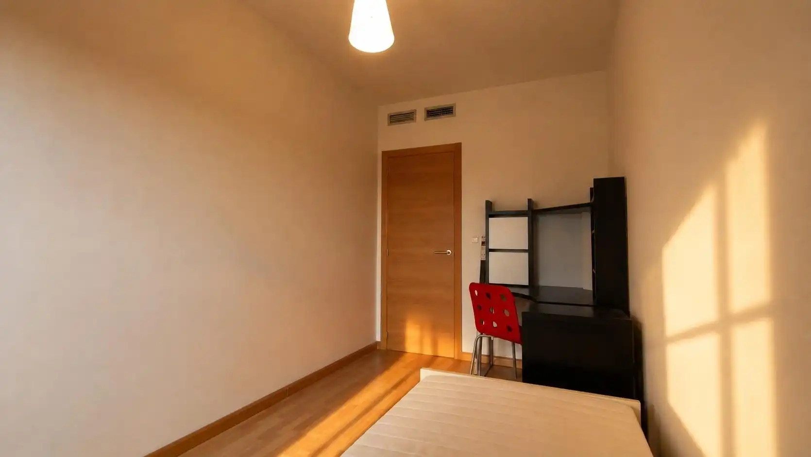 Habitación de Piso en venta en Castellón de la Plana / Castelló de la Plana con Aire acondicionado, Calefacción y Trastero