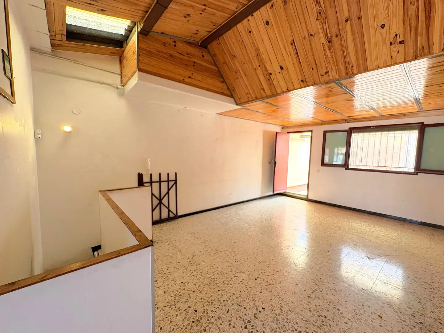 Einfamilien-Reihenhaus zum Verkauf in Terrassa mit Klimaanlage, Heizung und Terrasse