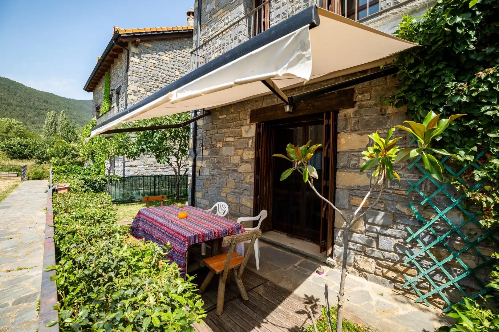Terraza de Casa adosada en venta en Biescas con Calefacción, Jardín privado y Amueblado