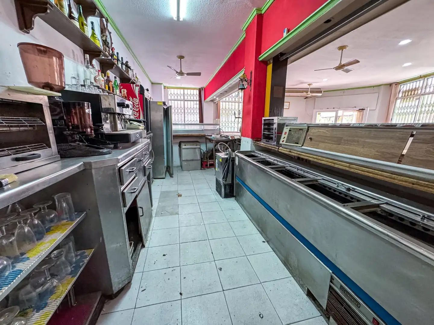 Cuina de Local en venda en Torrevieja amb Aire condicionat, Terrassa i Moblat