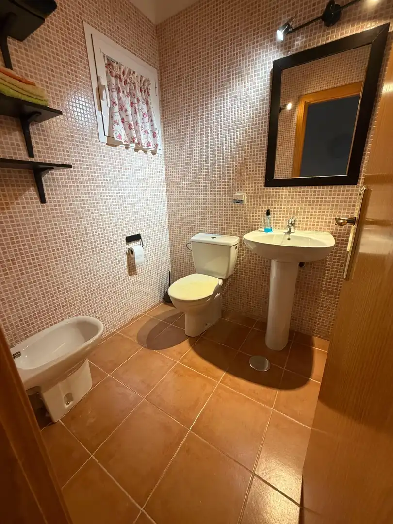 Bany de Casa o xalet en venda en El Castillo de las Guardas amb Jardí privat i Piscina comunitària