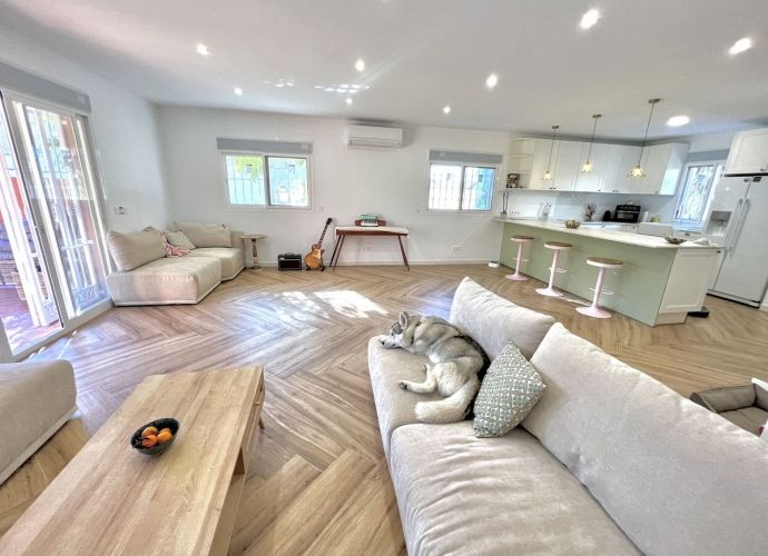 Sala d'estar de Casa adosada en venda en Estepona amb Jardí privat, Terrassa i Moblat