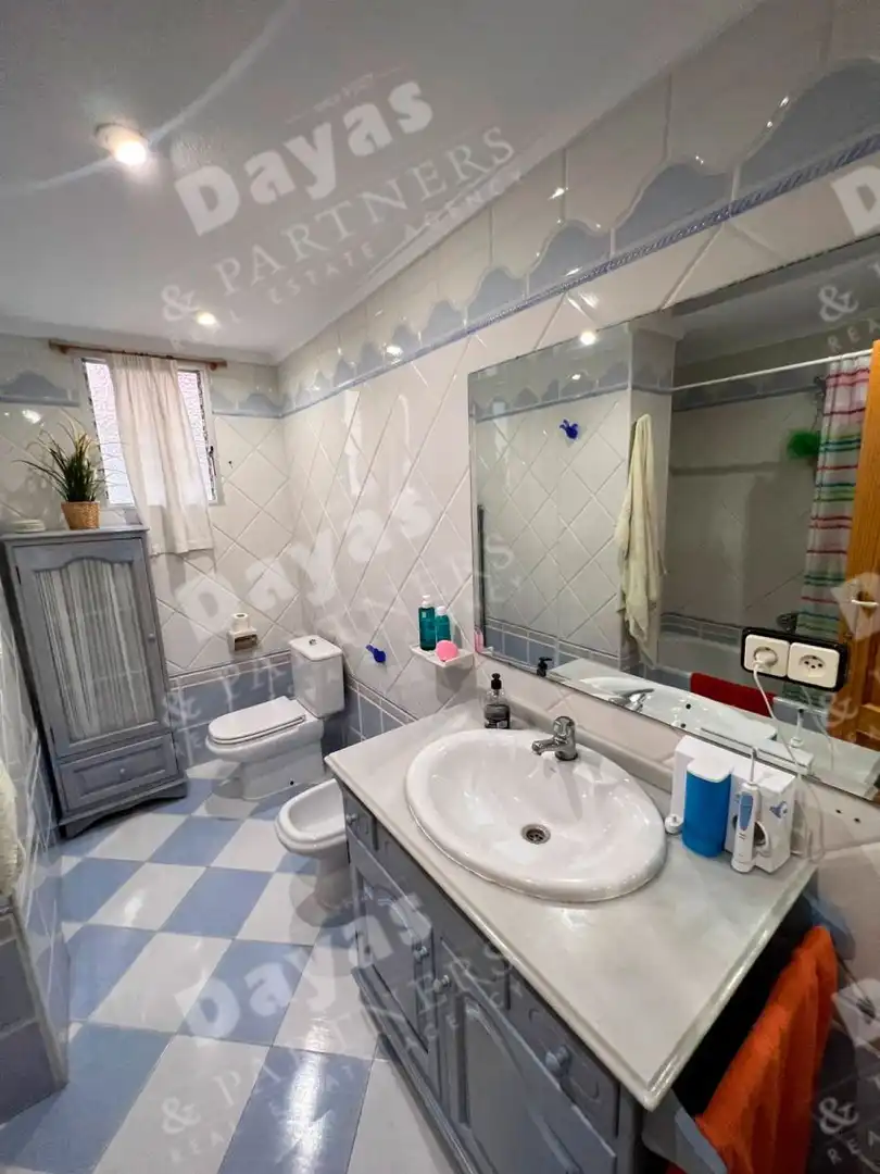 Bathroom of Flat for sale in Torrevieja  with Terrace and Furnished