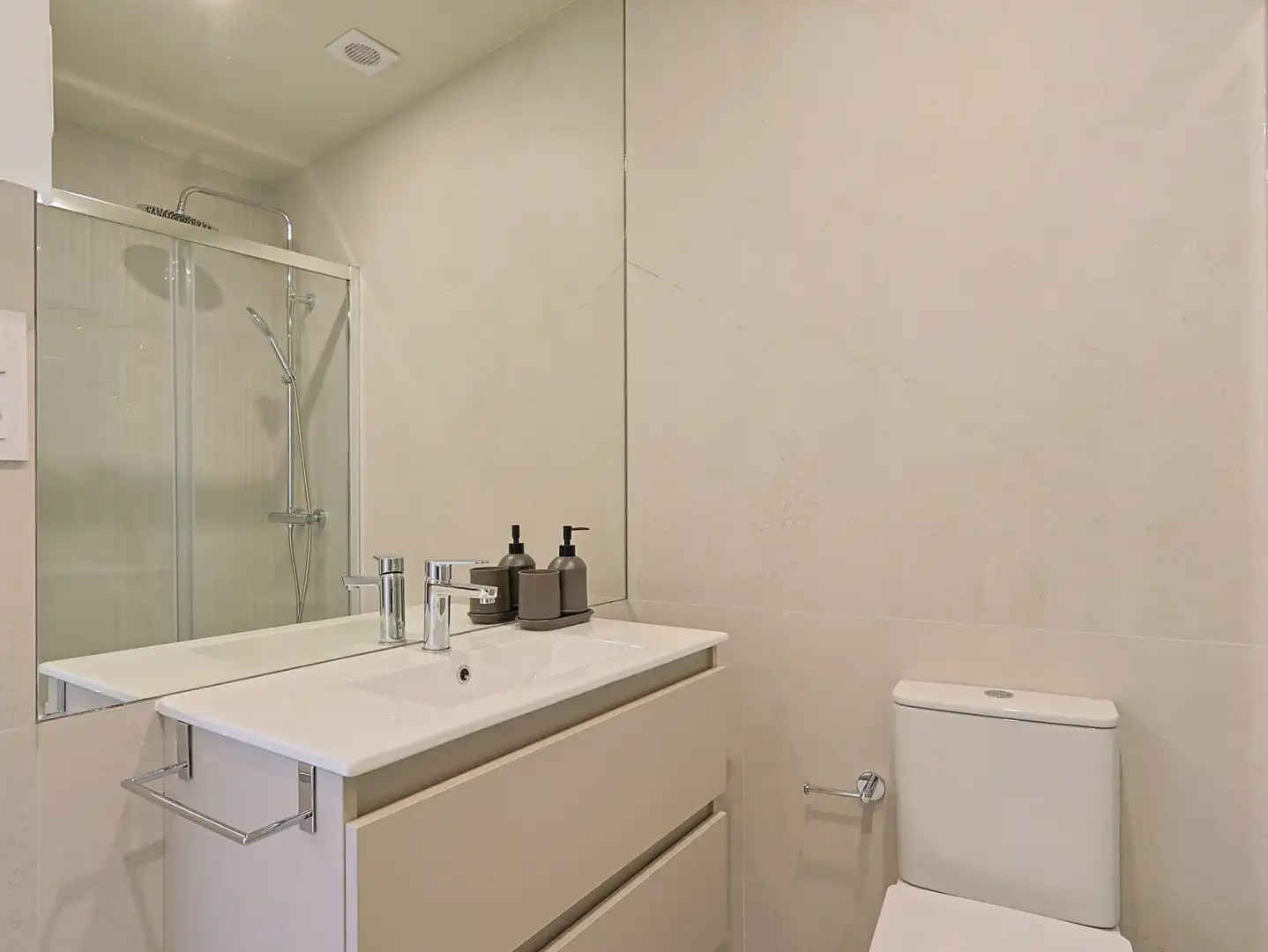 Baño de Piso de alquiler en Madrid con Calefacción y Balcón