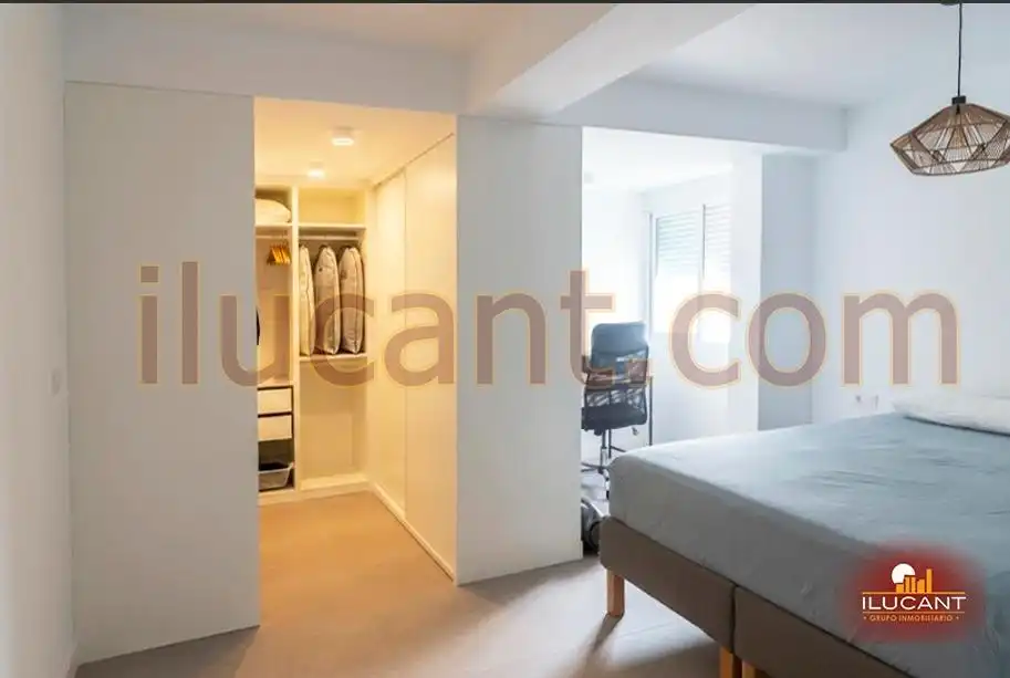 Habitación de Piso en venta en Alicante / Alacant con Aire acondicionado y Balcón