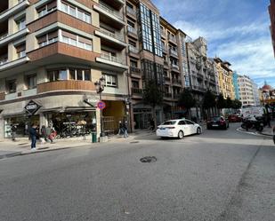 Vista exterior de Dúplex en venda en Oviedo  amb Calefacció, Parquet i Balcó