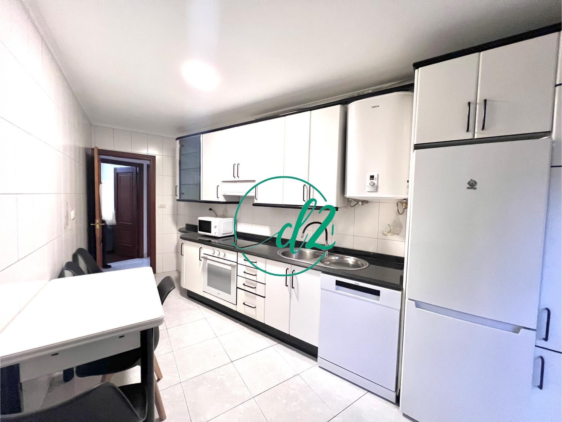 Cuina de Pis de lloguer en Ourense Capital  amb Moblat i Balcó