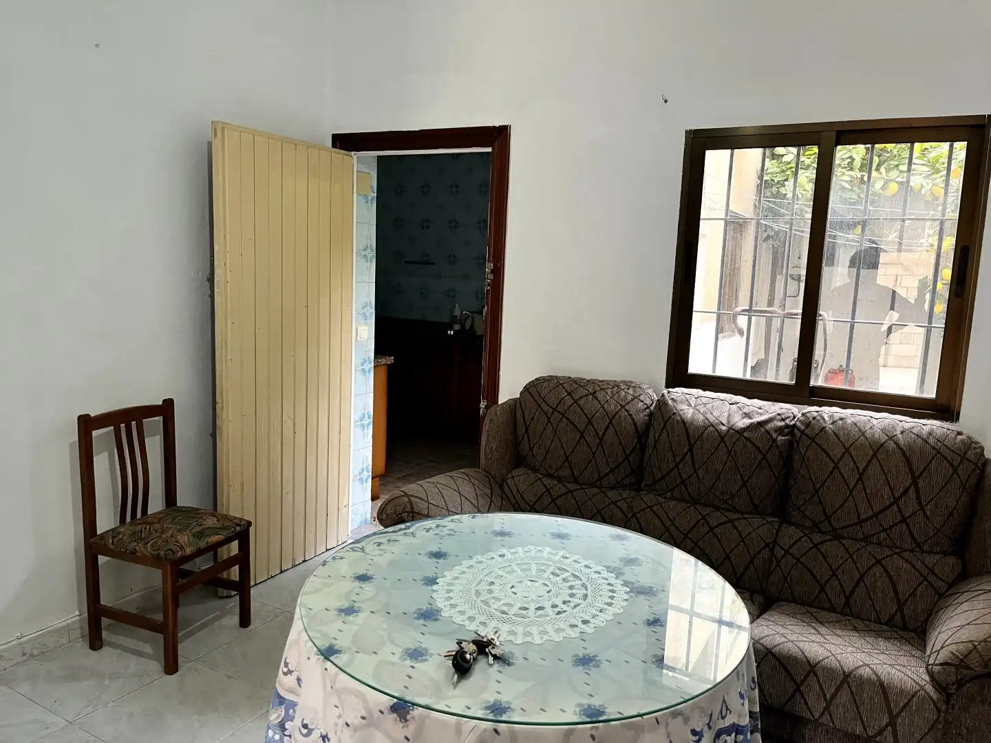 Sala d'estar de Casa o xalet en venda en Vélez de Benaudalla amb Jardí privat i Moblat