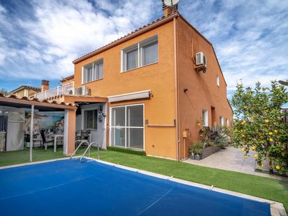 Exterior view of House or chalet for sale in Sant Pere Pescador  with Air Conditioner, Heating and Private garden