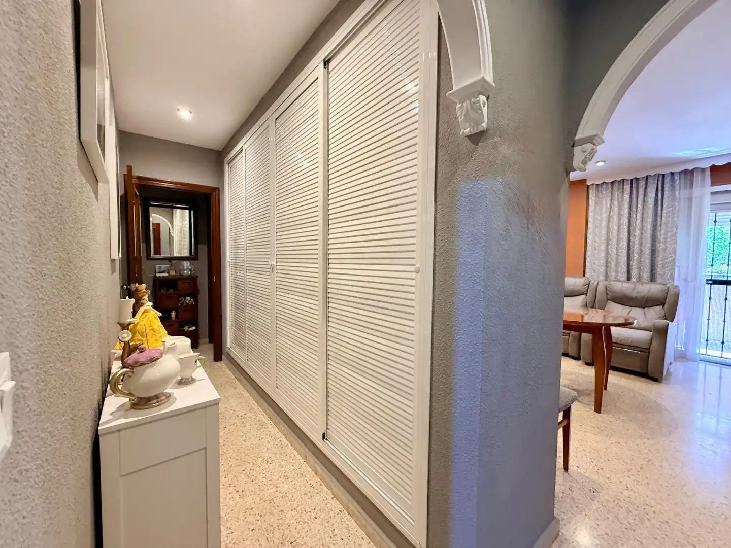 Wohnung zum Verkauf in Sevilla mit Klimaanlage, Terrasse und Balkon