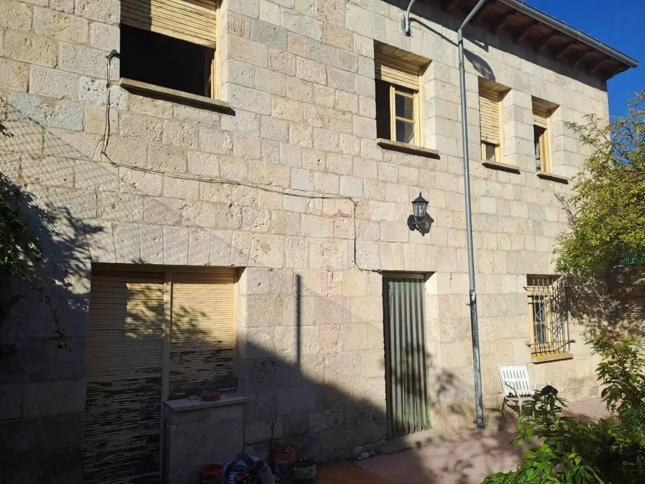 Vista exterior de Casa o xalet en venda en Hontanas amb Calefacció, Jardí privat i Terrassa