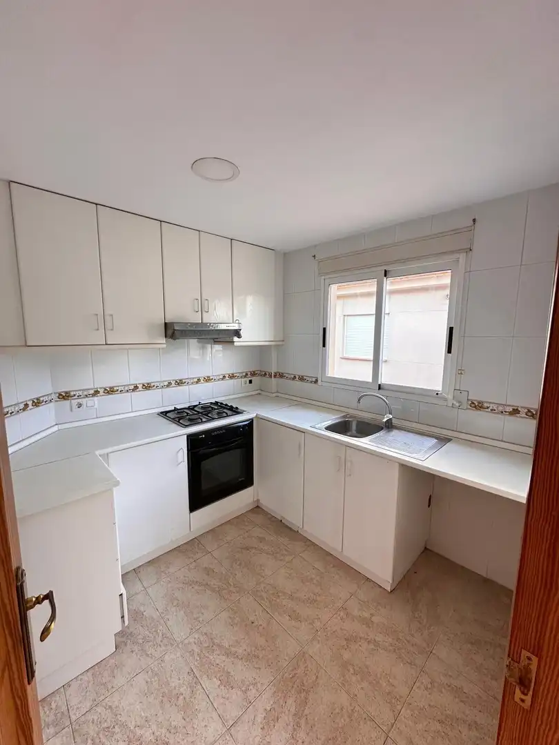 Cuina de Casa adosada en venda en La Nucia amb Jardí privat, Terrassa i Traster