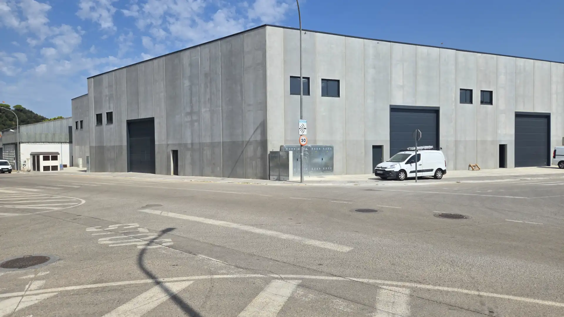 Vista exterior de Nau industrial de lloguer en Sarrià de Ter, Girona