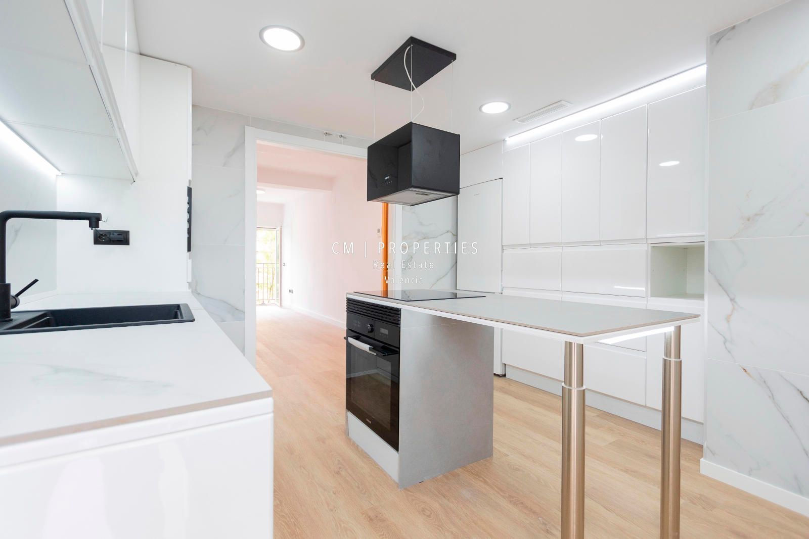 Kitchen of Flat for sale in  Valencia Capital  with Air Conditioner, Heating and Terrace