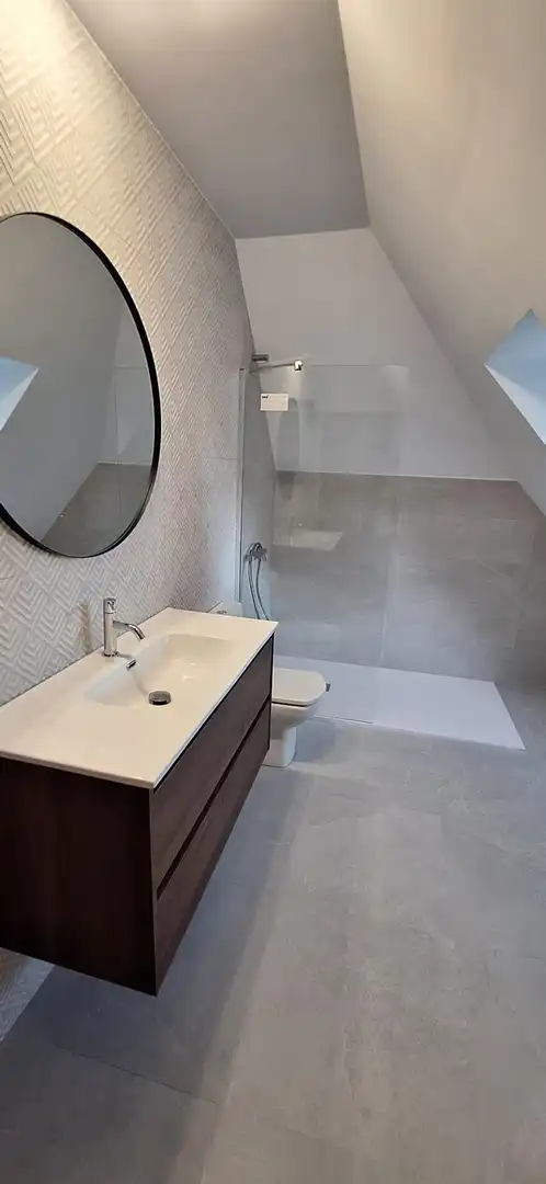 Badezimmer von Dachboden zur Miete in Santander mit Heizung, Privatgarten und Parkett