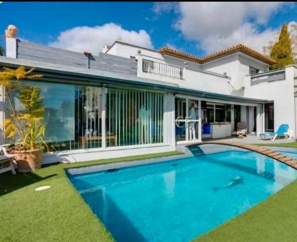 Vista exterior de Casa o xalet de lloguer en Estepona amb Aire condicionat, Jardí privat i Terrassa