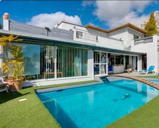 Vista exterior de Casa o xalet de lloguer en Estepona amb Aire condicionat, Jardí privat i Terrassa