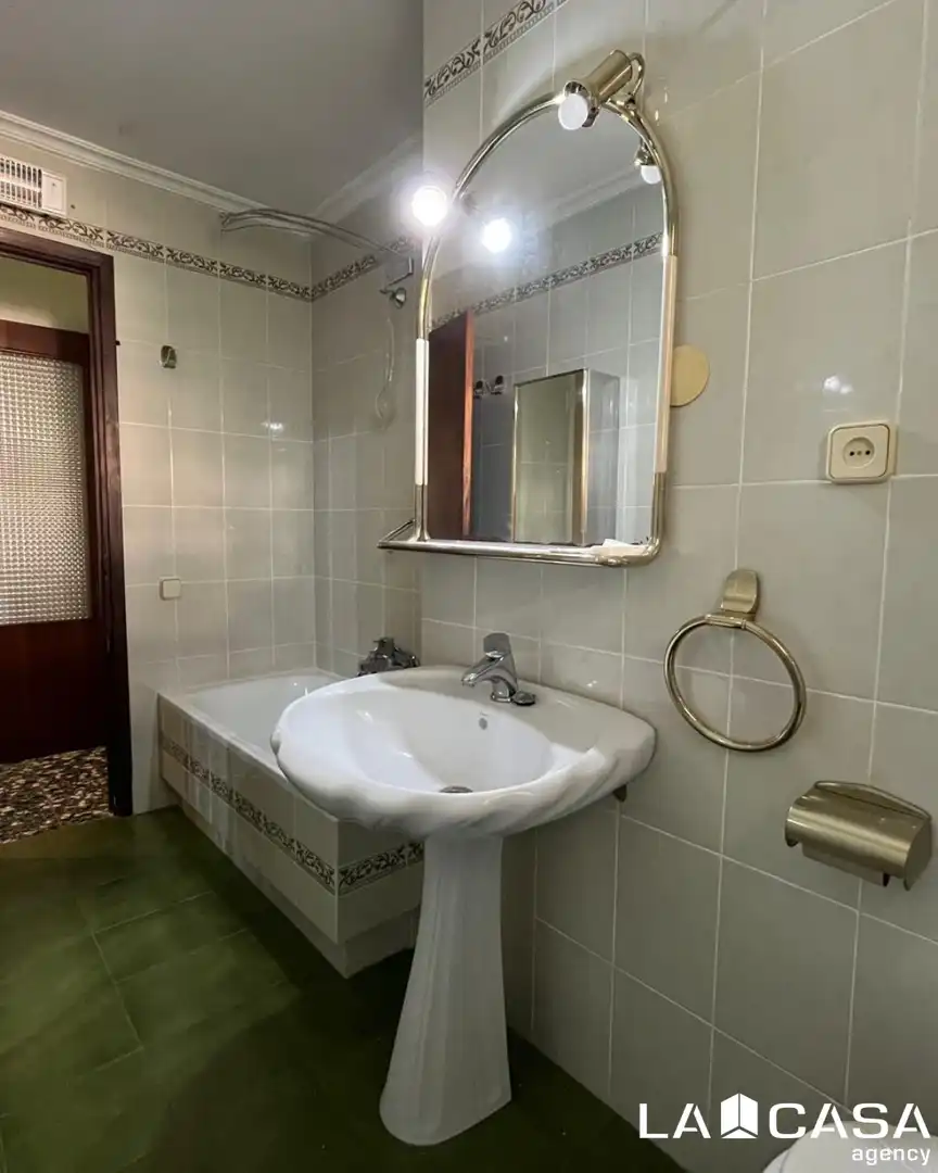 Bathroom of Flat for sale in Sevilla  with Heating and Terrace