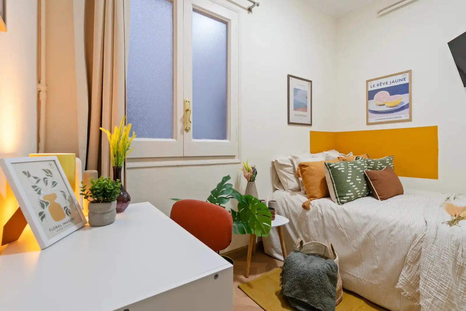 Bedroom of Flat for share in Eixample
